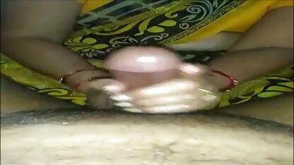 पति बंद दिखा रहा है इंग्लिश का सेक्सी फिल्म उसके सींग का बना हुआ पत्नी