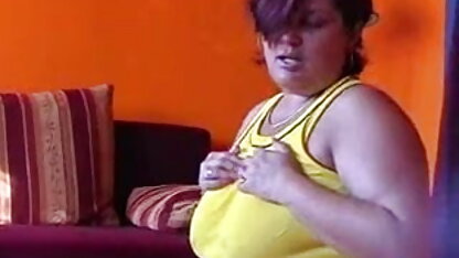 लो स्ट्रिप्स इंग्लिश सेक्सी वीडियो फिल्म और उसे मेज पर