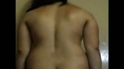 Manicurist और वीडियो सेक्सी पिक्चर इंग्लिश masturbates के बीच स्तन, tattooist लंड