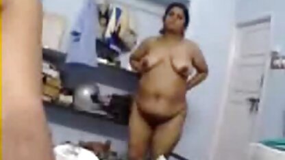 काँसे के रंग के साथ इंग्लिश सेक्सी ब्लू सुरुचिपूर्ण गधा सेक्स के लिए पूल खेलता है