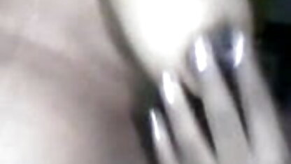 Black cock बंद peels इंग्लिश सेक्स मूवी वीडियो और एक छड़ी के साथ सोफे पर